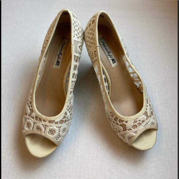 🌸EUC American Eagle Embroidered Ivory Lace With Peek-a-Boo Toe Wedge’s A197 - Picture 1 of 7